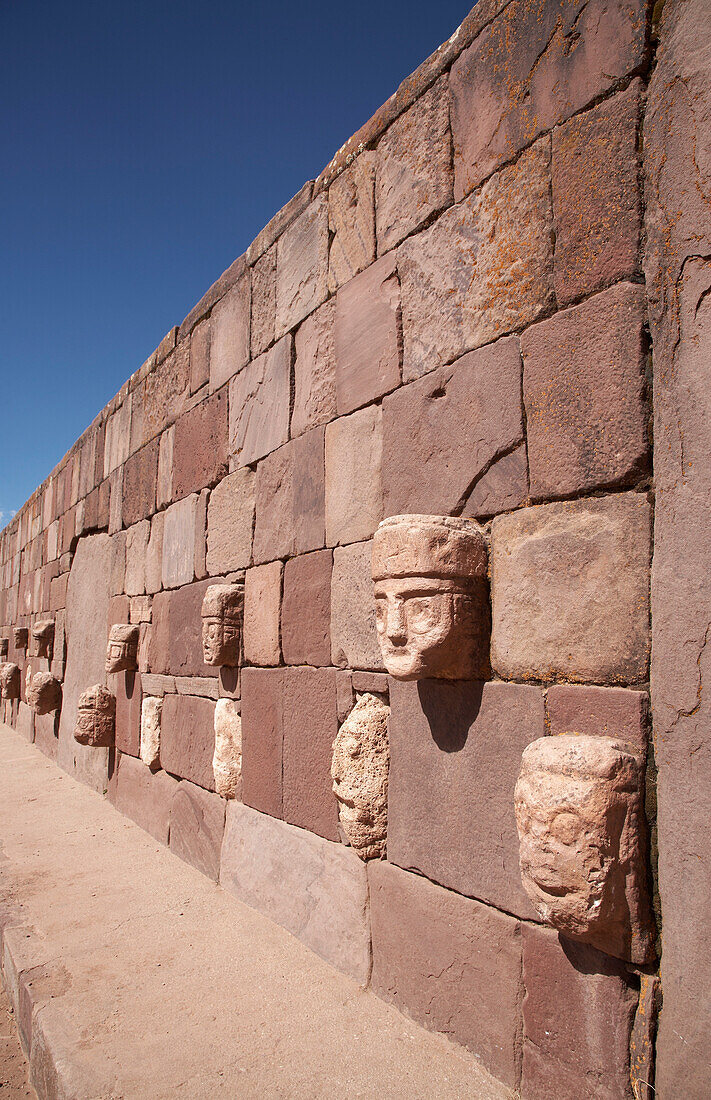 Steinköpfe in einer Mauer in den Ruinen von Tiahuanaco Bolivien