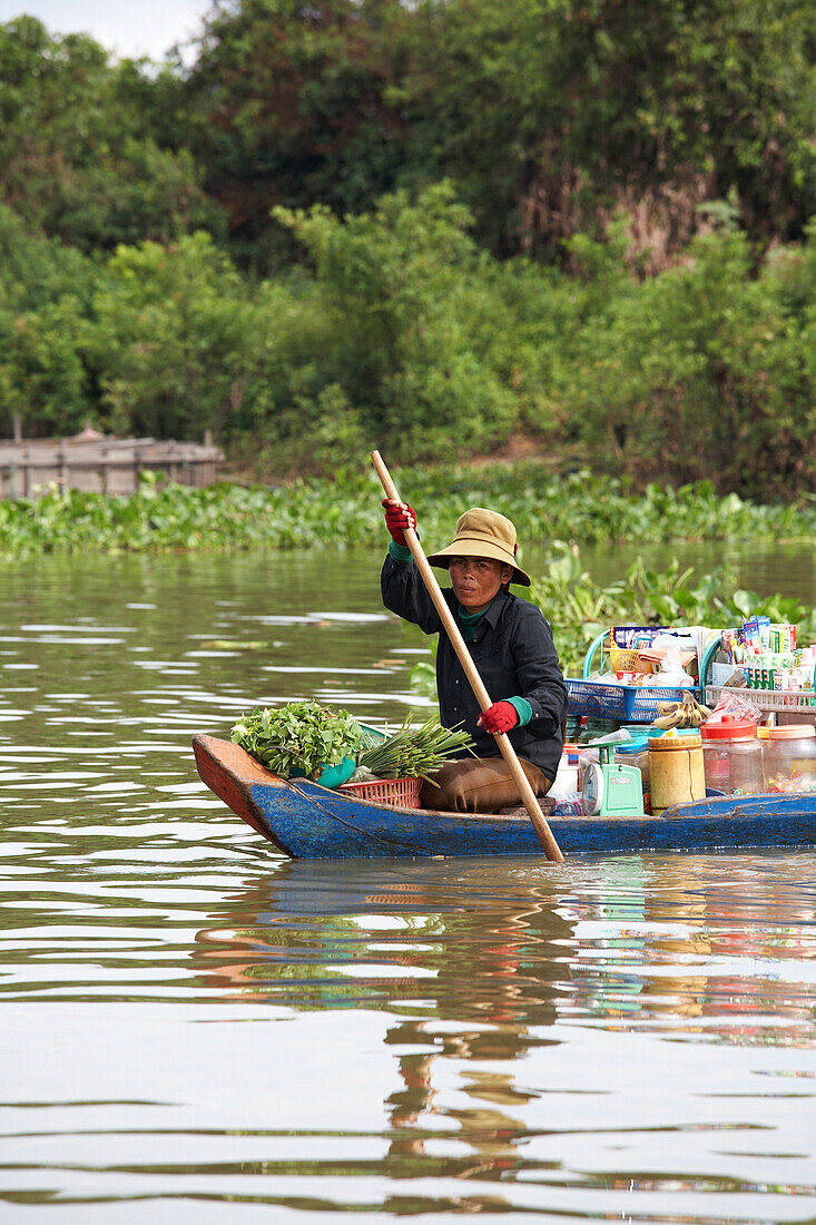 Frau im Kanu auf dem Tonle Sap See Kambodscha