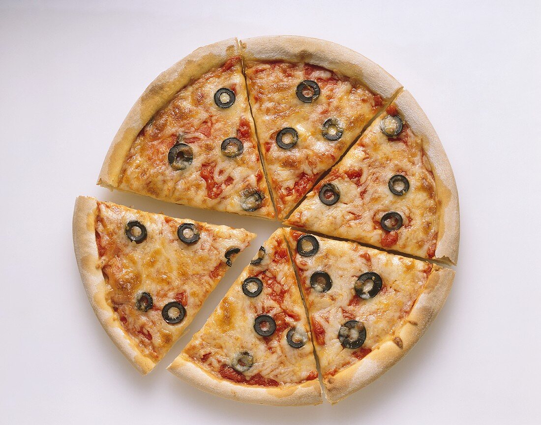 Pizza mit Tomaten, Käse & Olivenringen; in Stücken