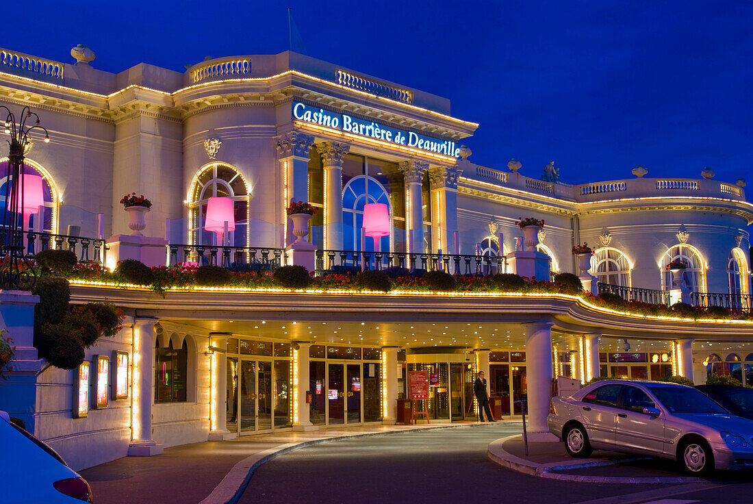 Europa, Frankreich, Deauville, Normandie, Cote Fleurie Casino Nacht