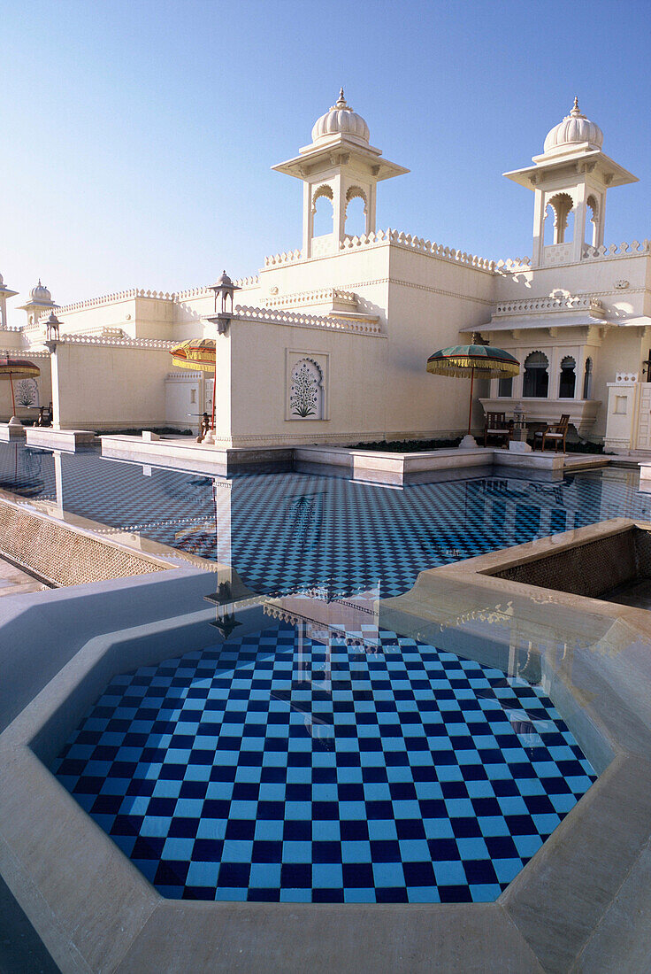 Schwimmbad bei Udaivillas, Udaipur, Rajasthan, Indien.