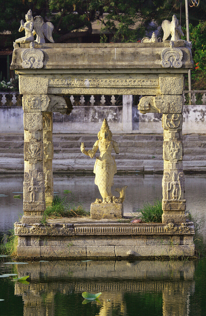 Indien, Tamil Nadu, Hindu-Tempel; Mahablipuram (Mamallarpuram), Statue, die eine Hindu-Gottheit darstellt