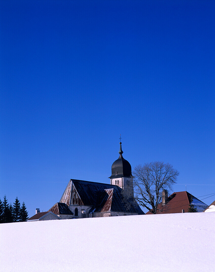 Schneelandschaft mit Kirche.Chapelle Des Bois. Jura Gebirge. Franche Comt