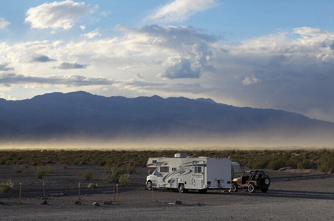 Usa, Kalifornien, Wohnmobil geparkt bei Stovepipe Wells; Death Valley National Park