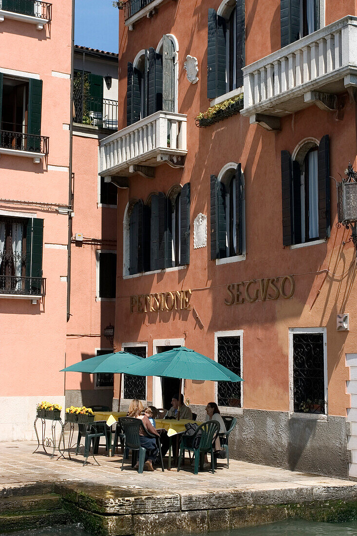 Straßencafé, Venedig, Italien.
