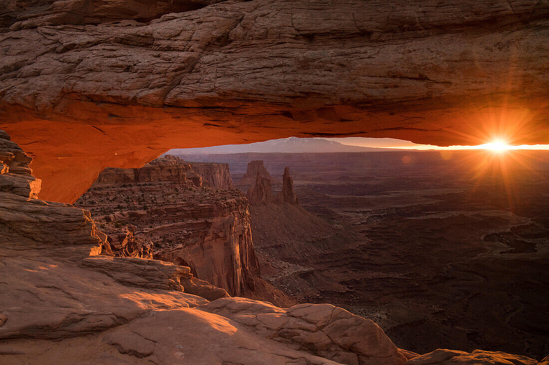 Sonnenaufgang über dem Canyonlands National Park, gesehen durch den Mesa Arch.