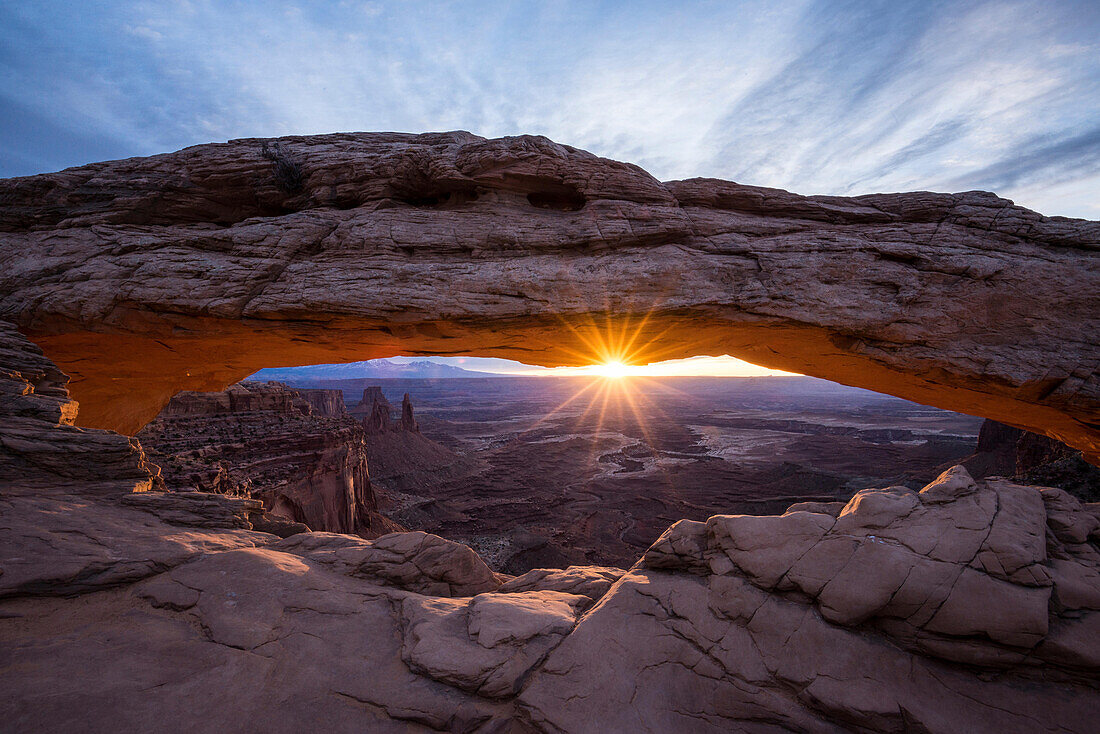 Sonnenaufgang über dem Canyonlands National Park, gesehen durch den Mesa Arch.