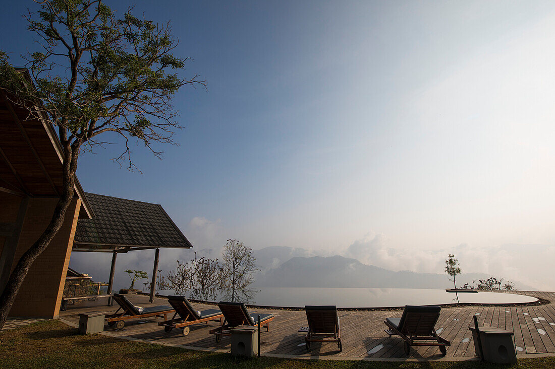 Prakriti Shakti Naturopathy Retreat mit Infinity-Pool in der Morgendämmerung; Kochi, Kerala, Indien