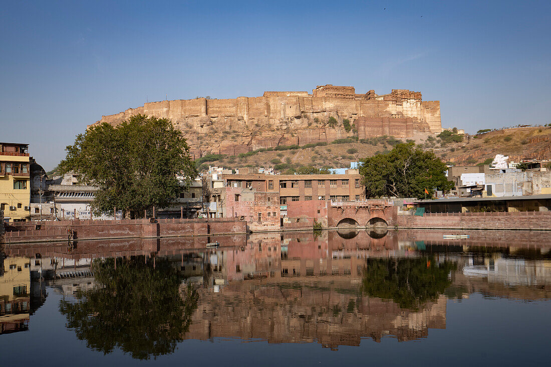 Mehrangarh Fort spiegelt sich in einem Stadttank in Jodhpur Old Town; Jodhpur, Rajasthan, Indien