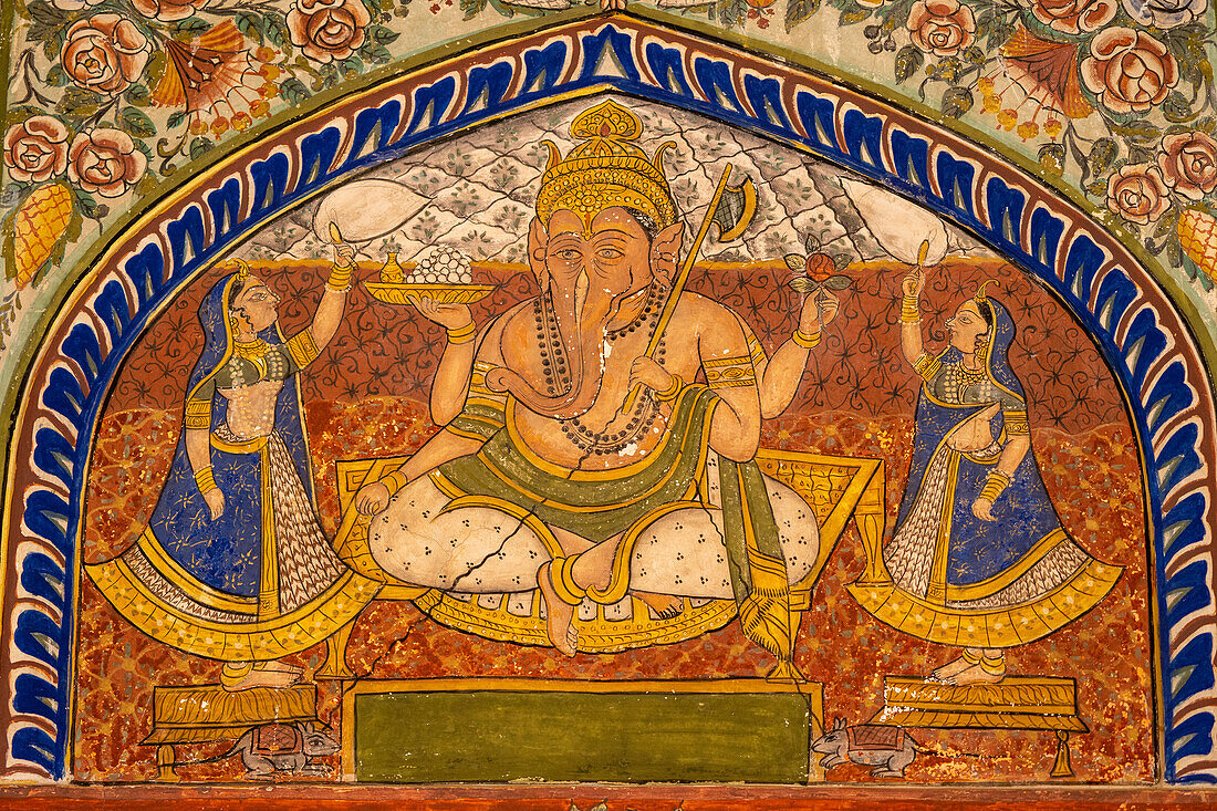 Fresko der Gottheit Lord Ganesh, des elefantenköpfigen Gottes, in einer Nische eines bemalten Haveli; Nawalgarh, Shekawati, Rajasthan, Indien