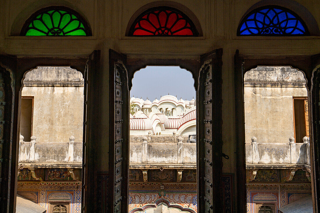 Blick durch gewölbte, bemalte Haveli-Fenster; Nawalgarh, Shekawati, Rajasthan, Indien