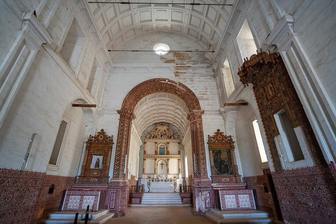 Portugiesisches Kircheninnere aus der Kolonialzeit; Old Goa, Goa, Indien