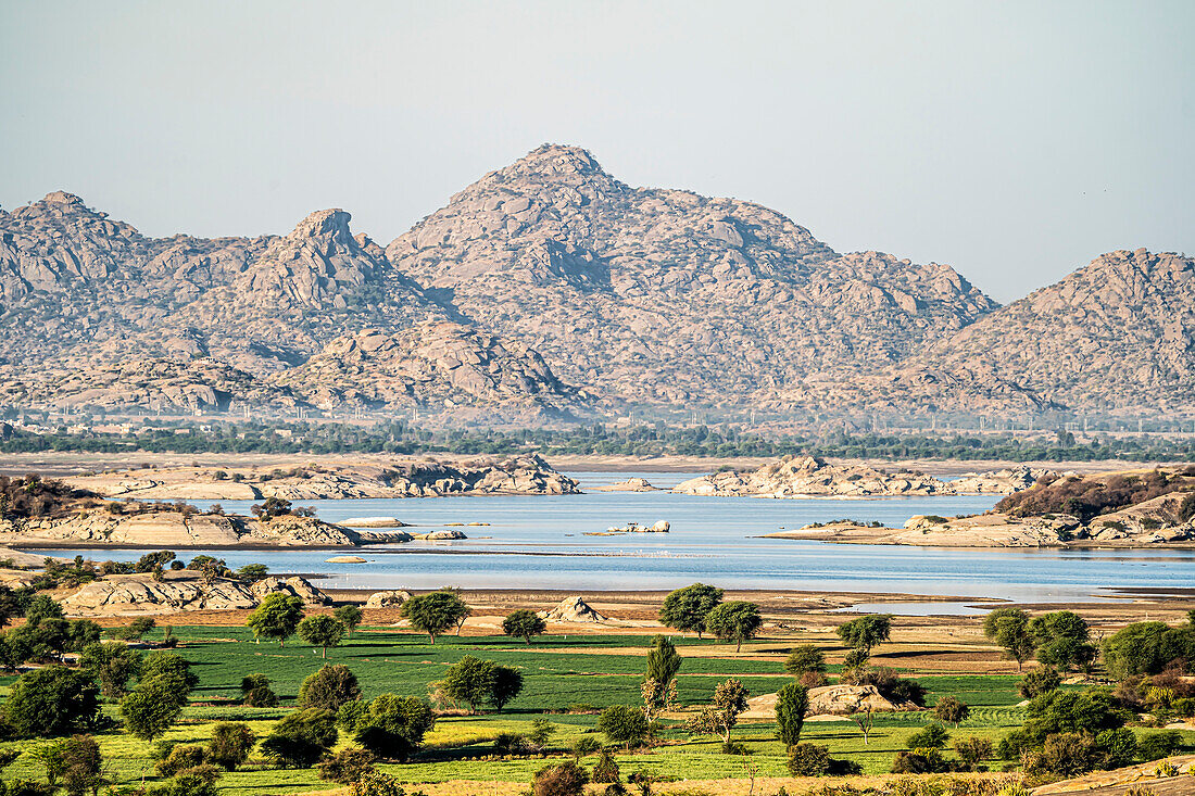 Die Landschaft eines Stausees und der Wüste mit den felsigen Aravali-Hügeln in der Pali-Ebene von Rajasthan; Rajasthan, Indien