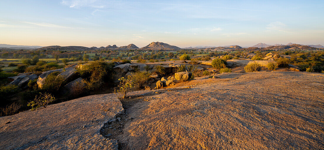 Die Landschaft um einen Stausee mit Felsformationen und Pflanzen der Wüste und der Aravali Hills in der Pali Plain von Rajasthan; Rajasthan, Indien