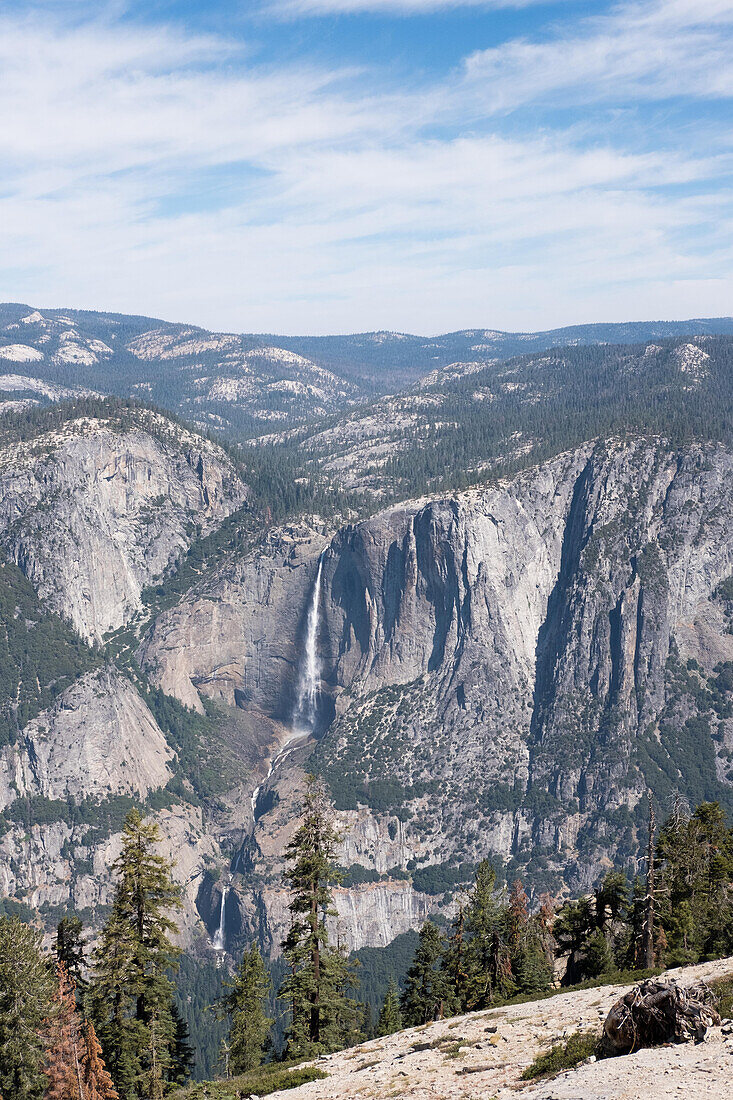 Ein Blick auf die Upper Yosemite Falls vom Sentinel Dome im Yosemite National Park; Yosemite National Park, Kalifornien, Vereinigte Staaten von Amerika