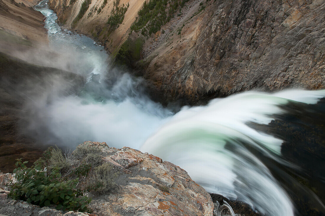 Wasser rauscht über den Rand der Lower Yellowstone Falls; Yellowstone National Park, Wyoming