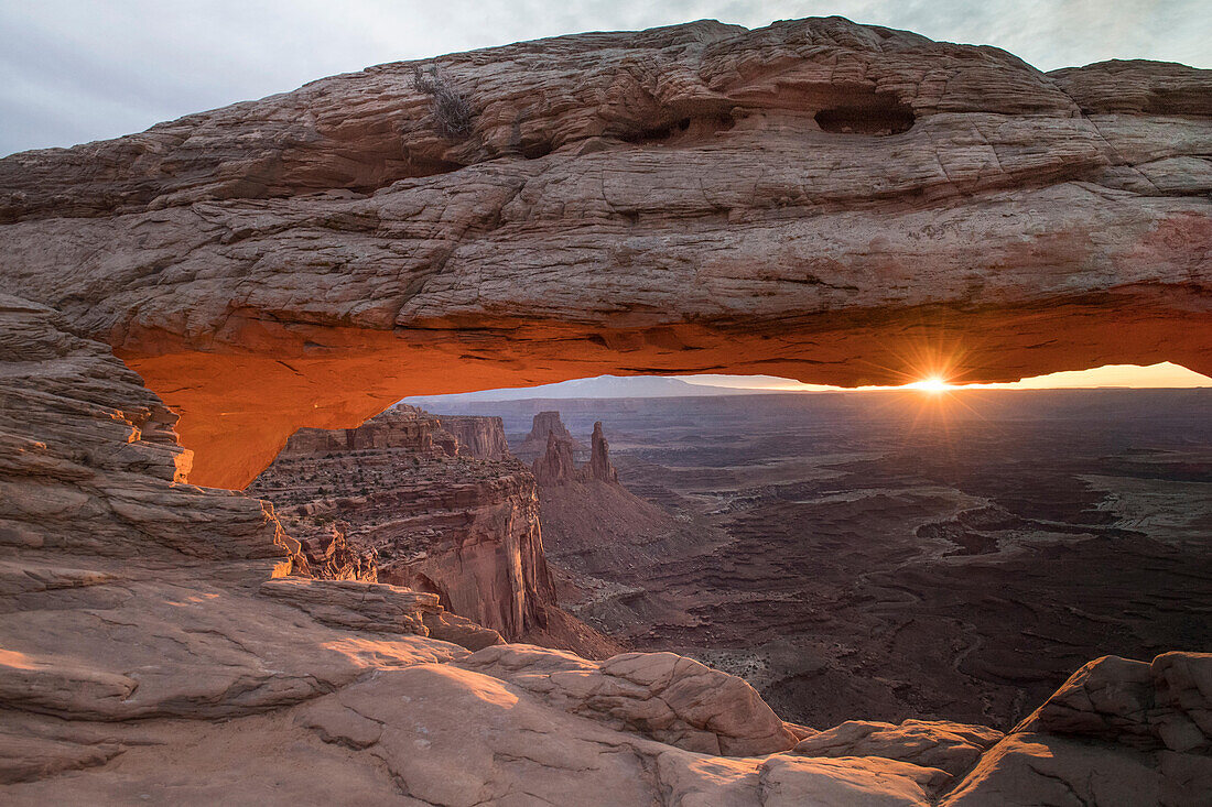 Sonnenaufgang über dem Canyonlands National Park, gesehen durch den Mesa Arch.