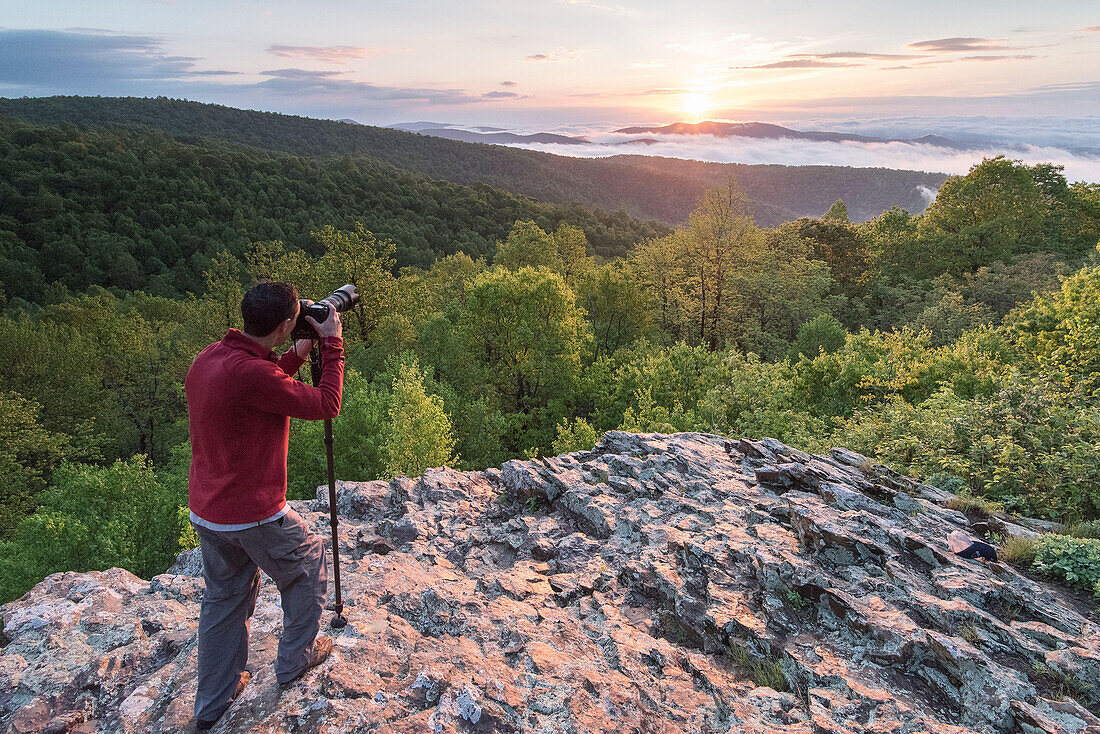 Ein Mann fotografiert den Sonnenaufgang entlang des Skyline Drive, Shenandoah National Park, Virginia.