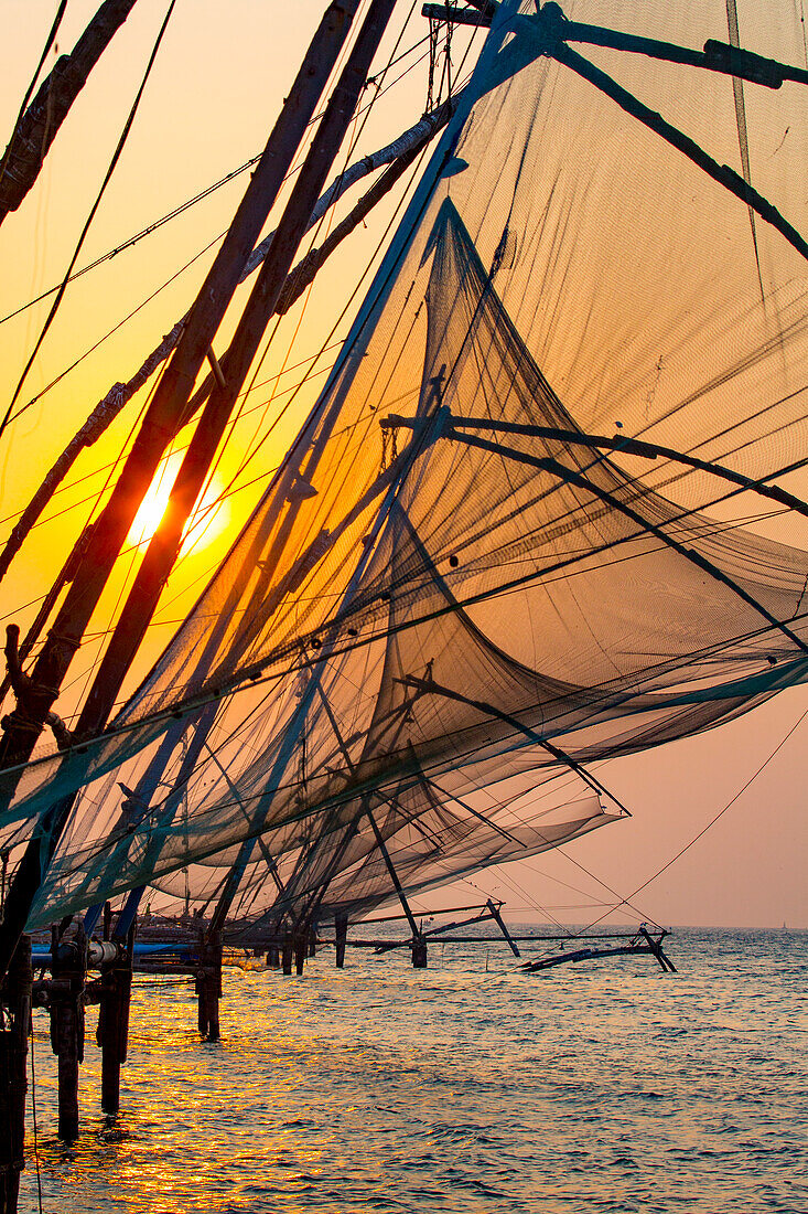 Traditionelle, ?chinesische? Fischernetze bei Sonnenuntergang in der Hafenmündung; Kochi, Kerala, Indien
