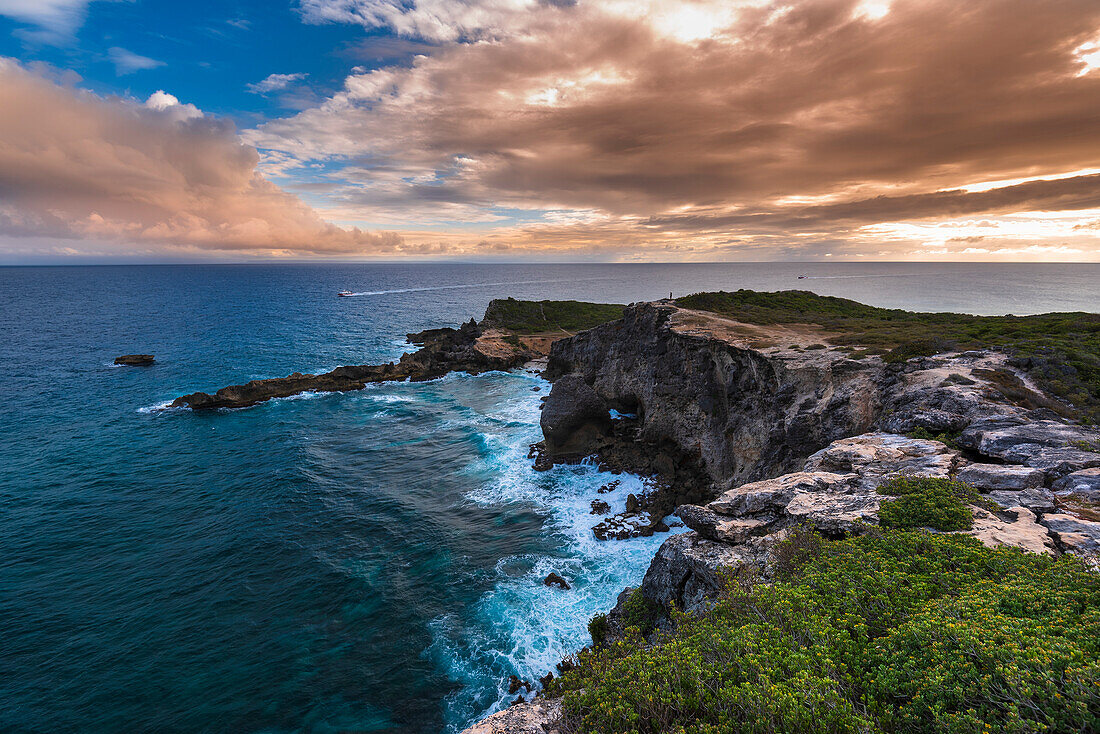 Wellen brechen an der felsigen Halbinsel Pointe des Chateaux auf Grande-Terre; Guadeloupe, Französische Westindische Inseln