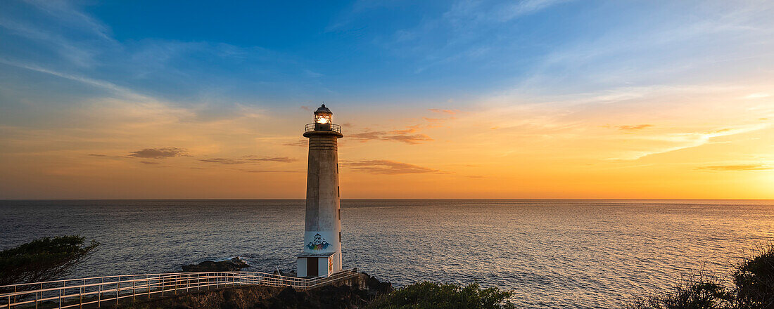 Leuchtturm an der Pointe du Vieux Fort mit Blick auf das Karibische Meer bei Sonnenuntergang, südlichster Punkt von Guadeloupe; Basse-Terre, Guadeloupe, Französische Westindische Inseln