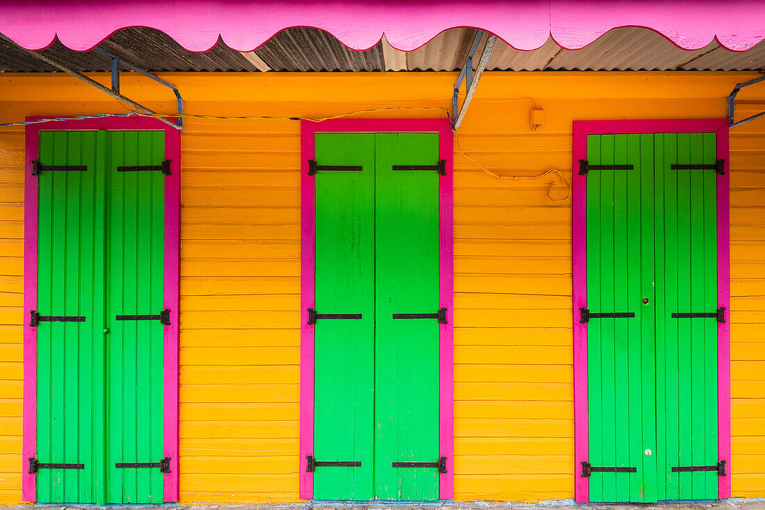Nahaufnahme von bunten Fensterläden und Türen an einem traditionellen Haus in Basse-Terre; Guadeloupe, Französisch-Westindien