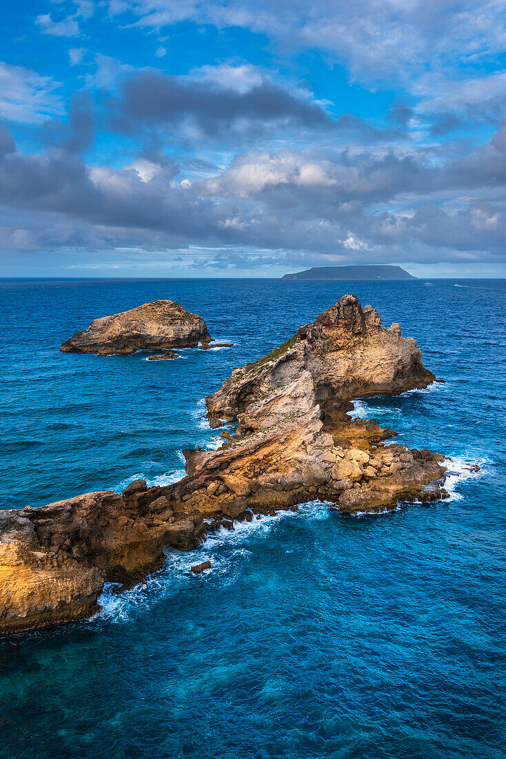 Lebhaftes karibisches Meer rund um die Felsformationen auf der Halbinsel Pointe des Chateaux auf Grande-Terre; Guadeloupe, Französische Westindische Inseln
