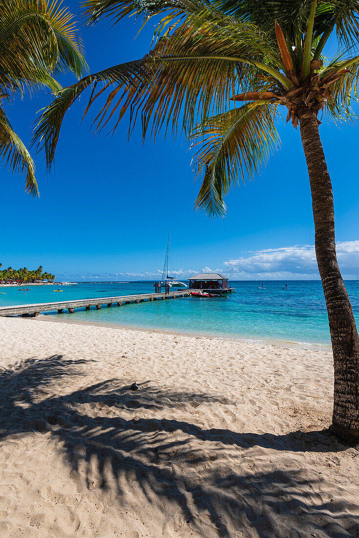 Menschen genießen verschiedene Freizeitaktivitäten entlang des Kais und des Strandes am Sandstrand von Plage de la Caravelle, Sainte-Anne auf Grande-Terre; Guadeloupe, Französisch-Westindien
