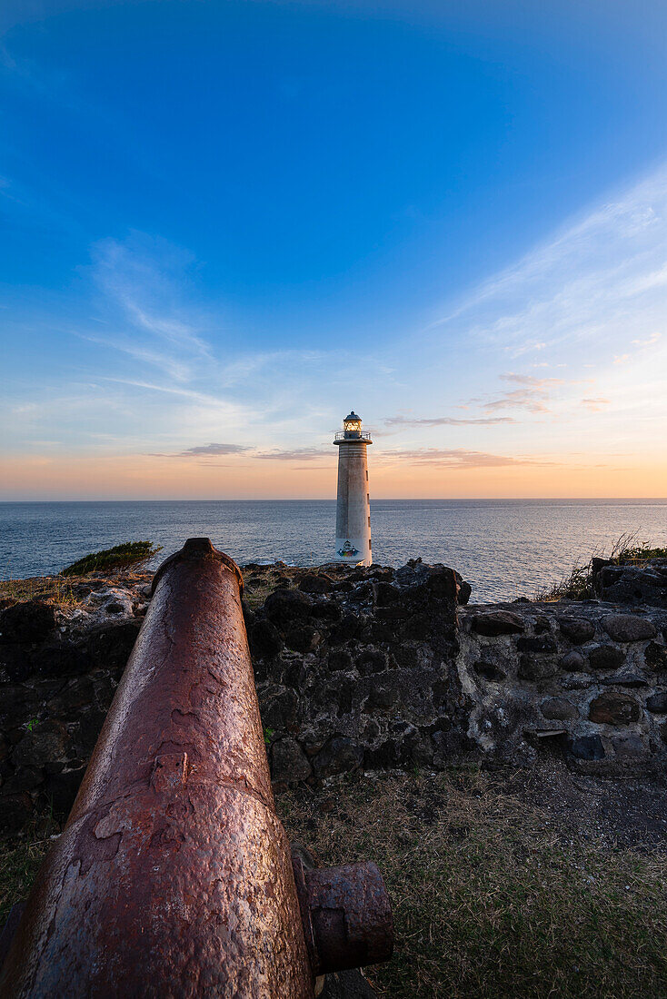 Leuchtturm an der Pointe du Vieux Fort mit Blick auf das Karibische Meer bei Sonnenuntergang, südlichster Punkt von Guadeloupe; Basse-Terre, Guadeloupe, Französische Westindische Inseln