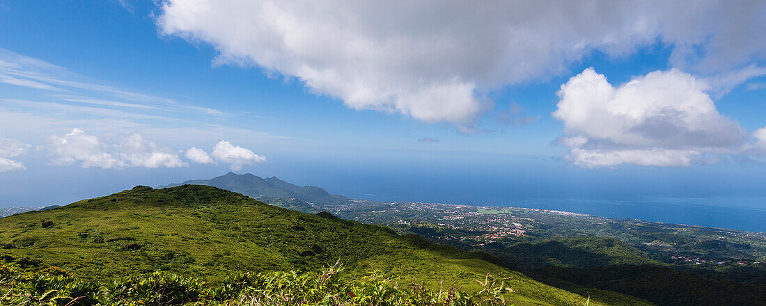 Wolkenformation und Berglandschaft mit der Stadt Basse-Terre von den Hängen des Vulkans La Soufriere, eines aktiven Stratovulkans auf der Insel Basse-Terre, aus gesehen; Guadeloupe, Französisch-Westindien
