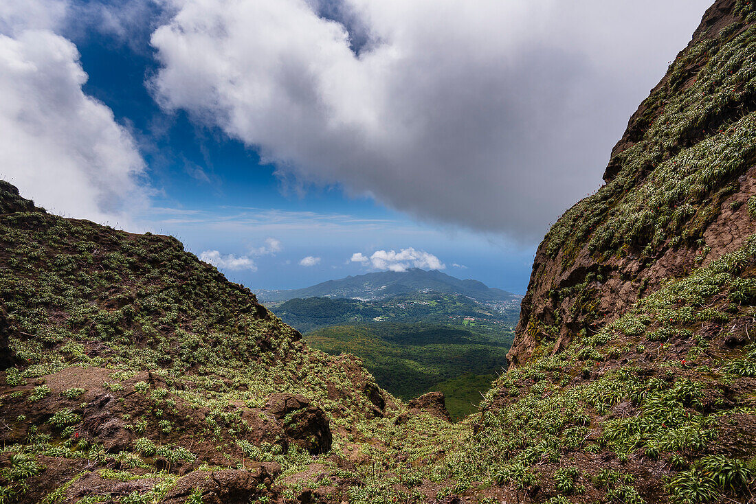 Blick von der Spitze der felsigen Klippen des Vulkans, La Soufriere mit Blick auf die Landschaft auf Basse-Terre; Guadeloupe, Französisch-Westindien