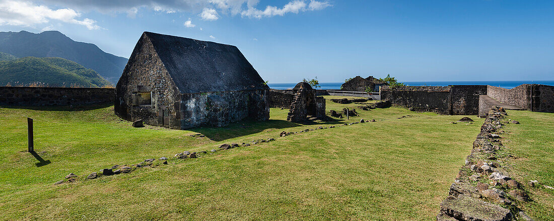 Steingebäude in einem Feld mit der umgebenden Verteidigungsmauer von Fort Louis Delgres; Basse-Terre, Guadeloupe, Französisch-Westindien