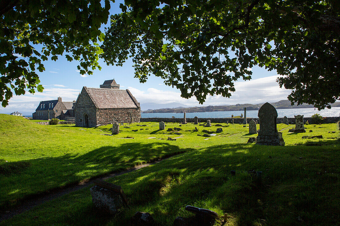 Bäume umrahmen die Benediktinerabtei auf Iona, Schottland; Iona, Schottland