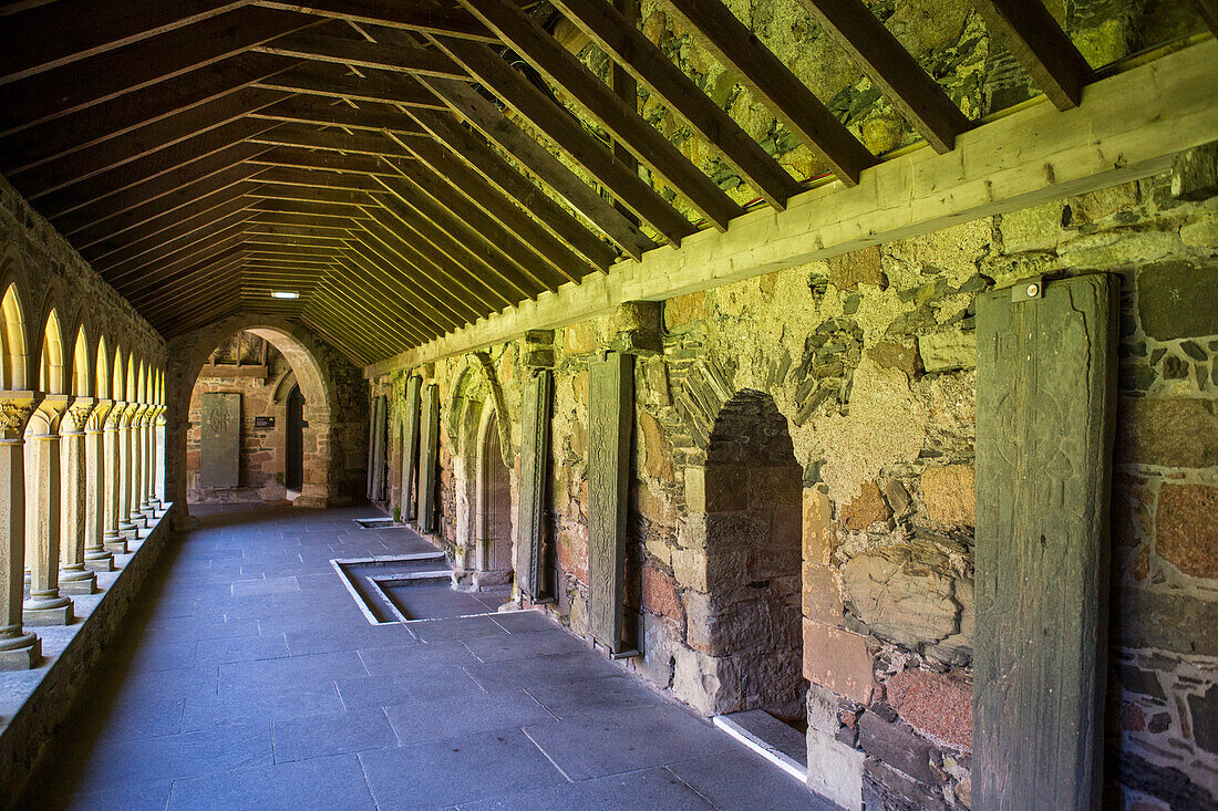 Kreuzgang der Benediktinerabtei auf Iona, Schottland; Iona, Schottland