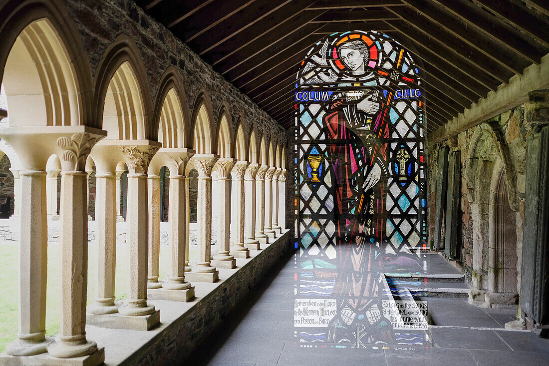 Doppelbelichtung von Glasmalerei und Kreuzgang in der Benediktinerabtei auf Iona, Schottland; Iona, Schottland