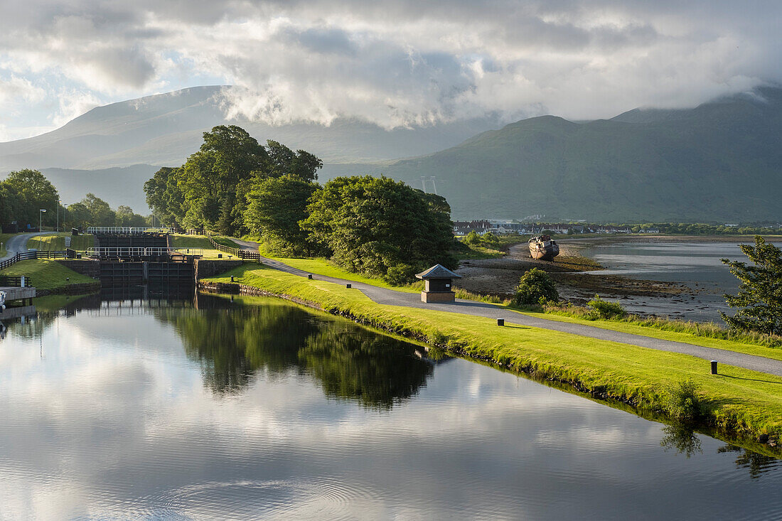 Morgensonne beleuchtet die Landschaft entlang des Caledonian Canal bei Corpach, Schottland; Corpach, Schottland