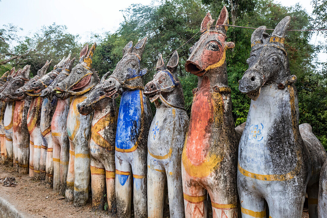 Nahaufnahme der bemalten Terrakotta-Pferdestatuen im Sri Solai Andavar-Tempel in Kothari, Chetinadu-Region, Tamil Nadu, Indien