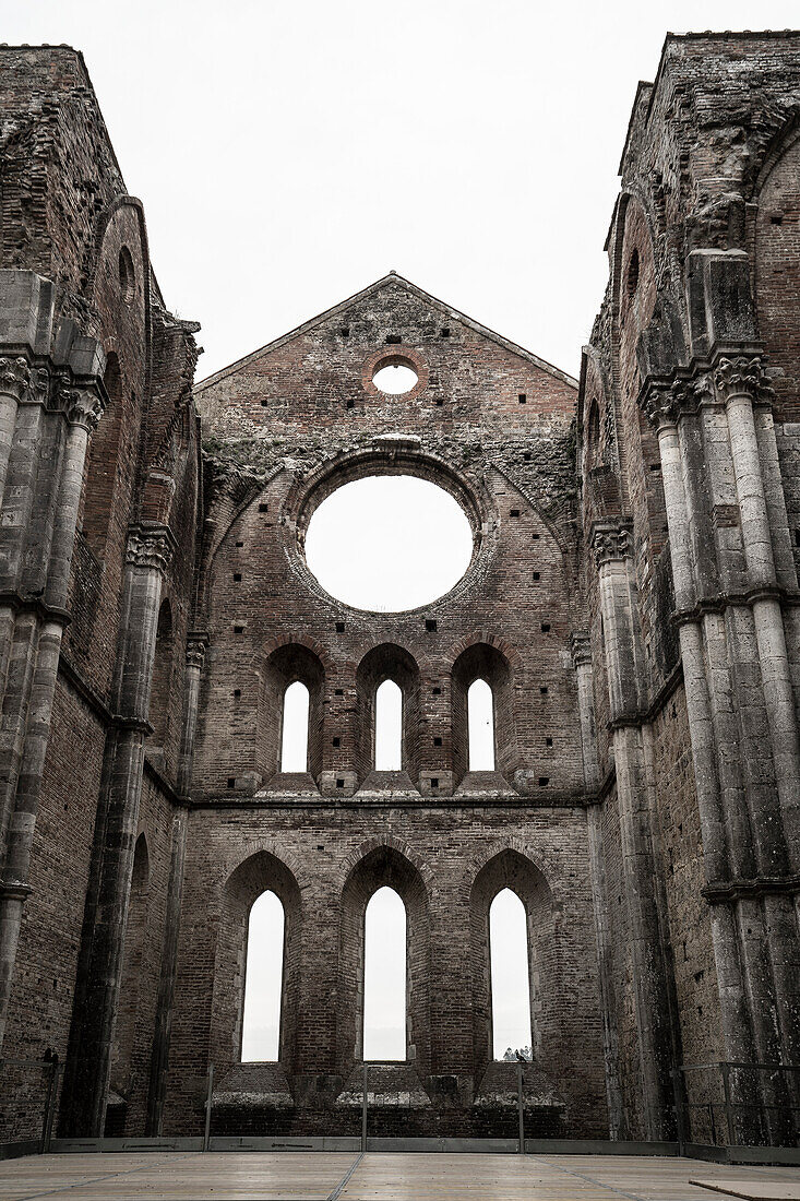 Dachlose, skelettierte Überreste einer gotischen Kirche und Abtei von San Galgano aus dem 13. Jahrhundert; Toskana, Italien