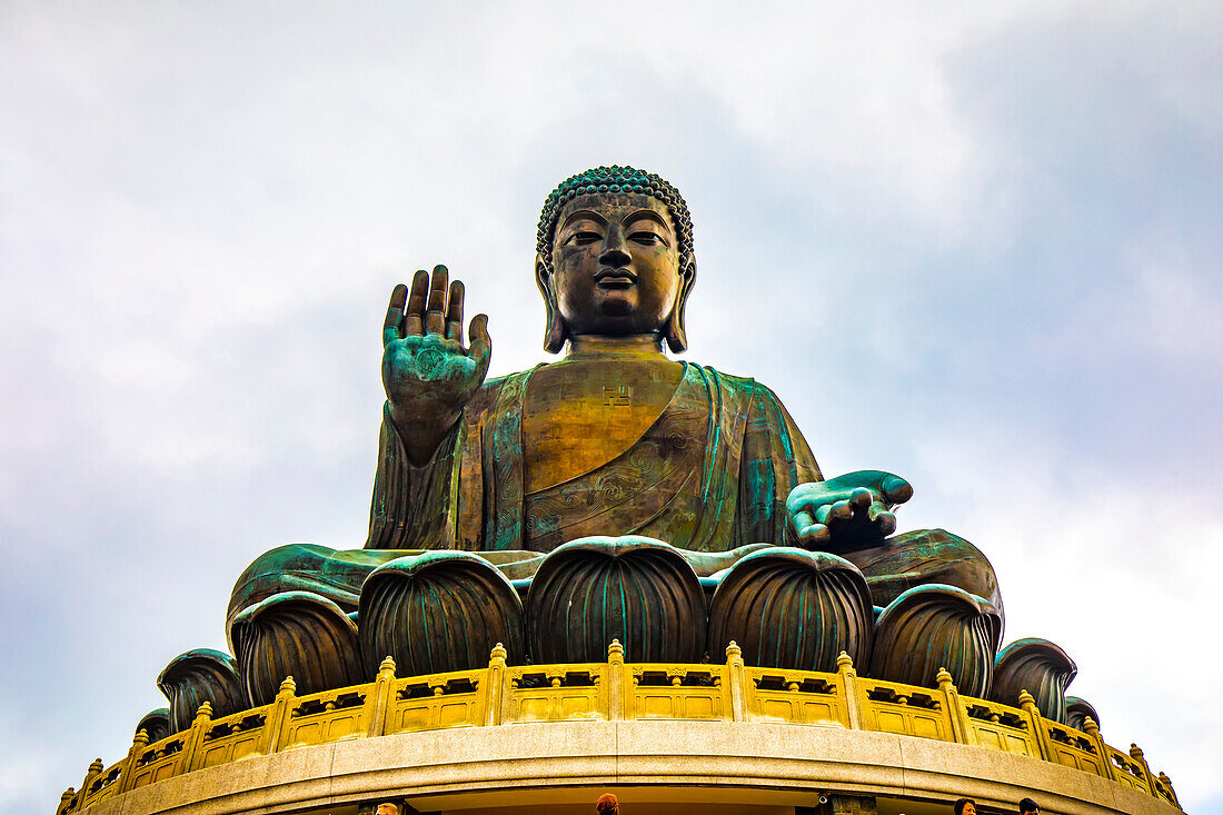 Tian Tan Buddha ist eine große Bronzestatue von Buddha Shakyamuni in Ngong Ping, Lantau Island, Hongkong; Hongkong, New Territories, Hongkong
