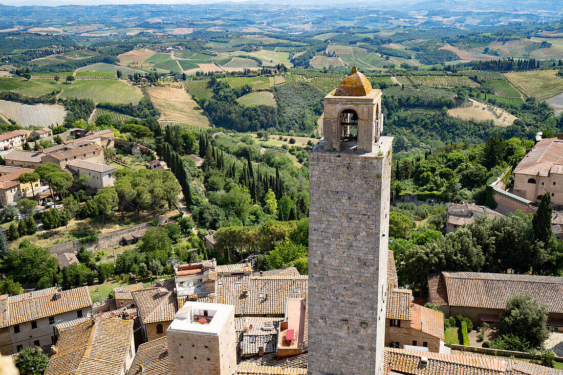 Torre Rognosa und Blick über San Gimignano und die umliegende Landschaft, Toskana, Italien; San Gimignano, Toskana, Italien