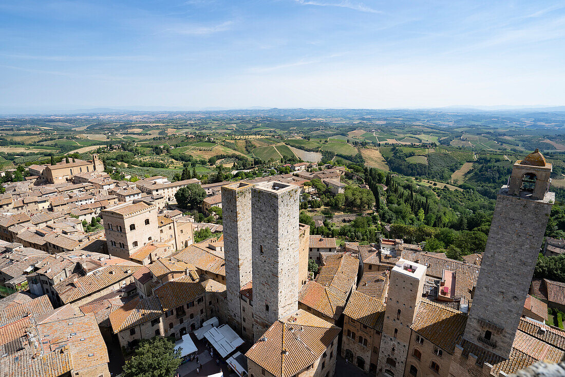 Torre Rognosa, Zwillingstürme und Blick über San Gimignano und die umliegende Landschaft, Toskana, Italien; San Gimignano, Toskana, Italien