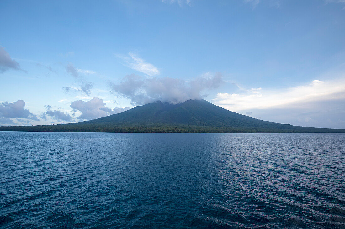 Manam Volcano with plumes of steam, on Manam Island in the Bismarck Sea off the north coast of Papua New Guinea; Manam, Madang, Papa New Guinea