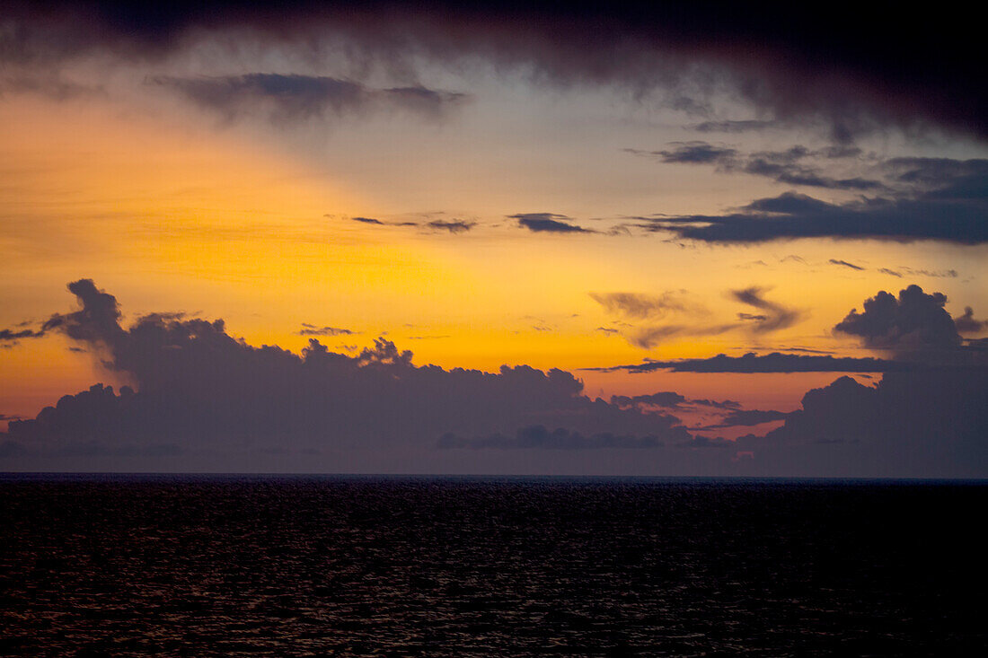 Tropischer Sonnenuntergang über der Salomonensee vor der Küste der Provinz Morobe; Marobe, Papua-Neuguinea