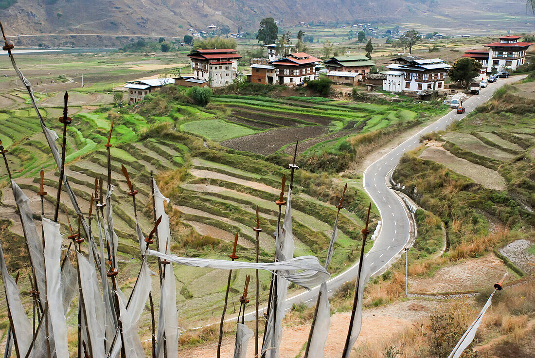 Ein Blick auf die Häuser und Reisterrassen auf dem Weg nach Punakha; Punakha, Bhutan