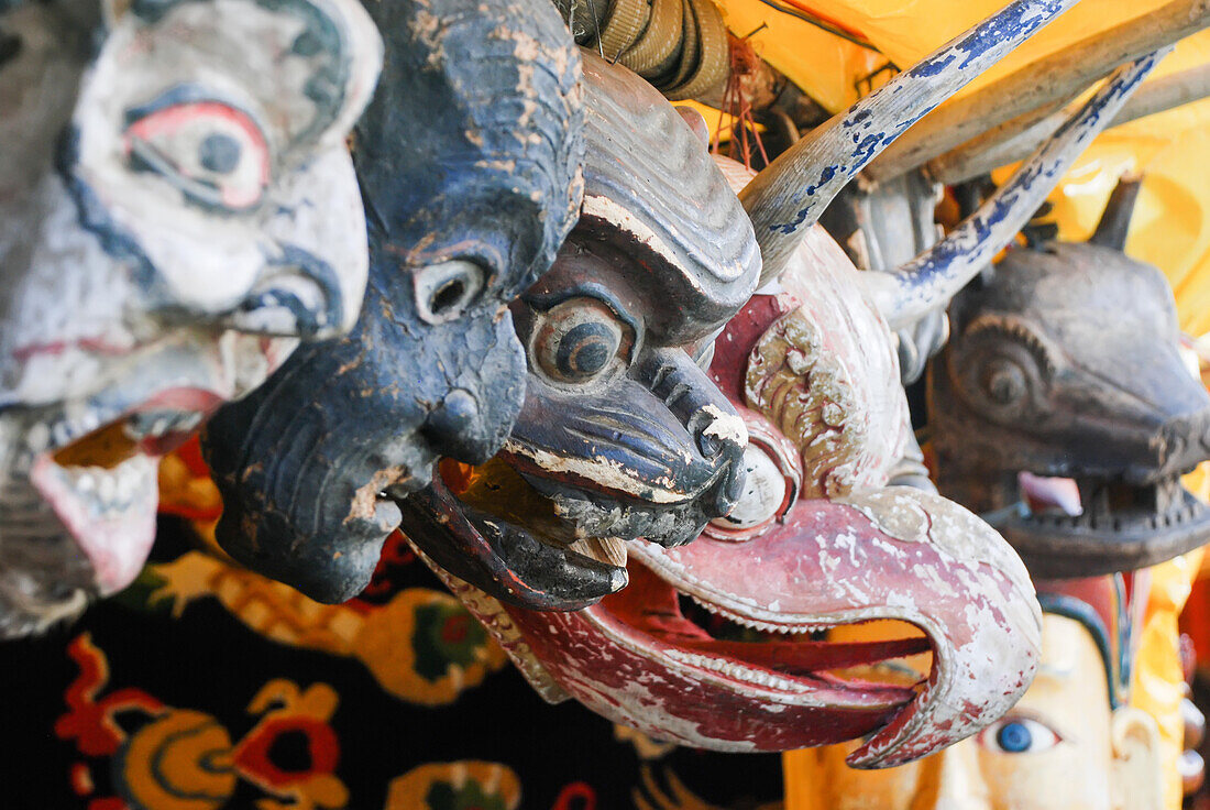 Masken, die beim Paro Tshechu Festival verwendet werden, hängen unter einem Zelt; Paro, Bhutan