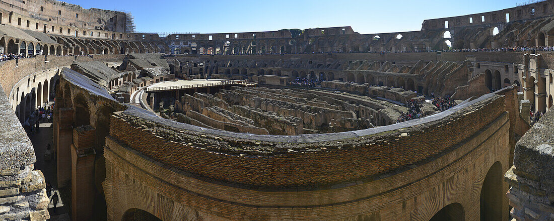 Schwenk über die Arena des Kolosseums, zeigt unterirdische Struktur; Rom, Latium, Italien