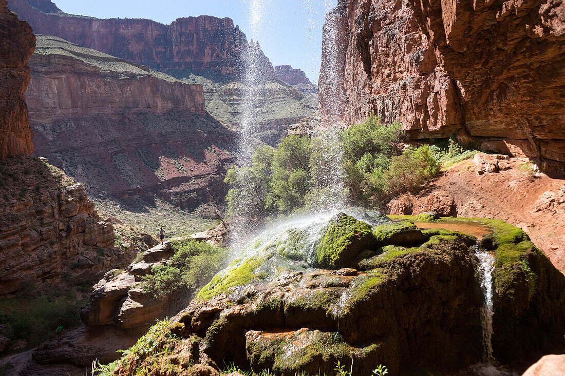 Ein Blick auf die Ribbon Falls am North Kaibab Trail; Grand Canyon National Park, Arizona