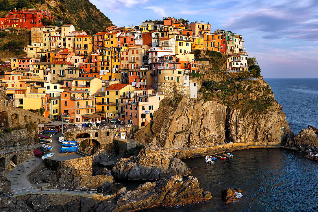 Küstendorf Manarola, eines der Cinque Terre mit seinen farbenfrohen Häusern an den Meeresklippen an der italienischen Riviera; Manarola, La Spezia, Ligurien, Italien