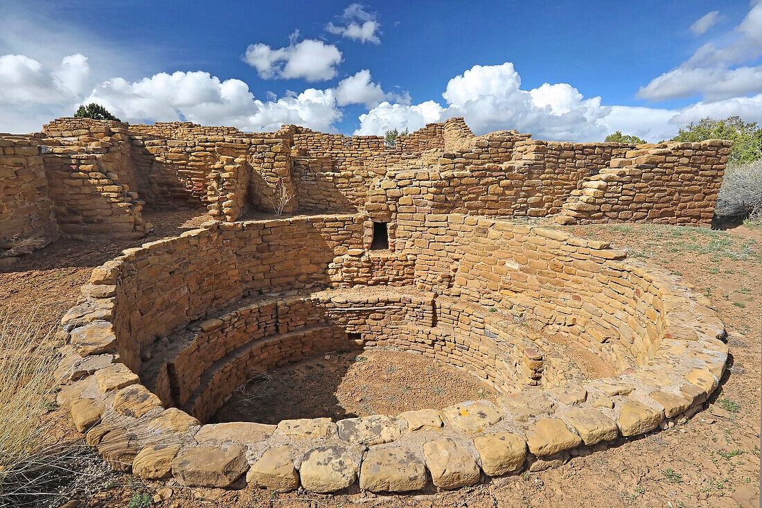 Kiva, eine Steinstruktur, die von den Pueblos als zeremonieller oder politischer Versammlungsort genutzt wurde, im Mesa Verde National Park; Montezuma County, Colorado, Vereinigte Staaten von Amerika