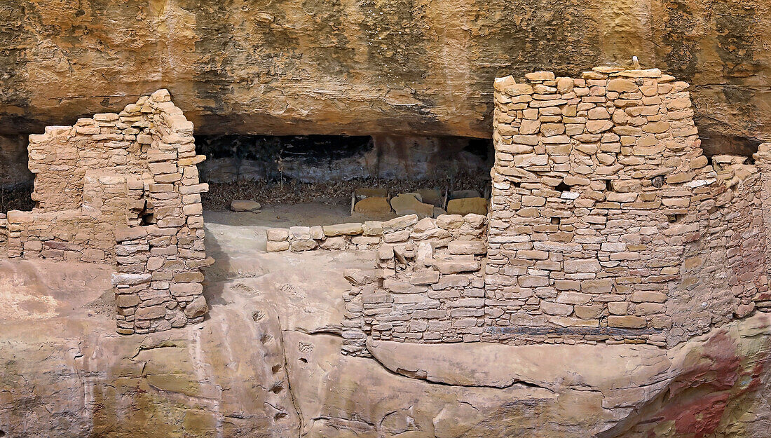 Ancestral Puebloan Ruinen der Steinstrukturen in den Klippenwohnungen eines alten Pueblo im amerikanischen Südwesten; Südwestliche Vereinigte Staaten, Vereinigte Staaten von Amerika